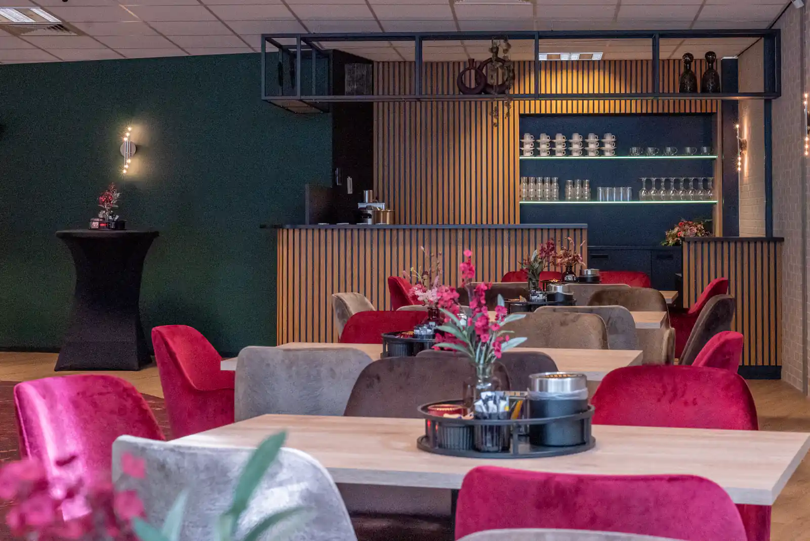 De warme ontmoetingsruimte met tafels en een koffiebar